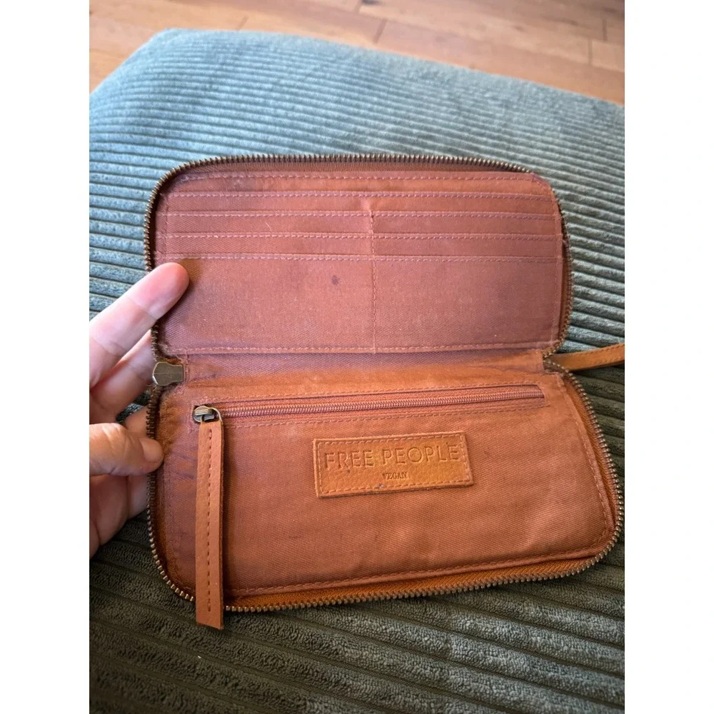 Free People Distressed Vegan Leather Wristlet Wallet Zip‎ Around Brown (3778)